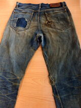 Prostřelené džíny Petra Šídy z 21. 8. 1968 (pravá kapsa, kterou vycházela kulka a úlomky kostí ven - průstřel pánve), PN Petr Šída